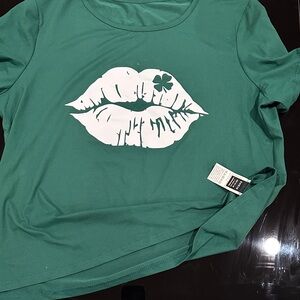 🎁🎁 GWP SHEIN Green Tee with White Lip Design and clover